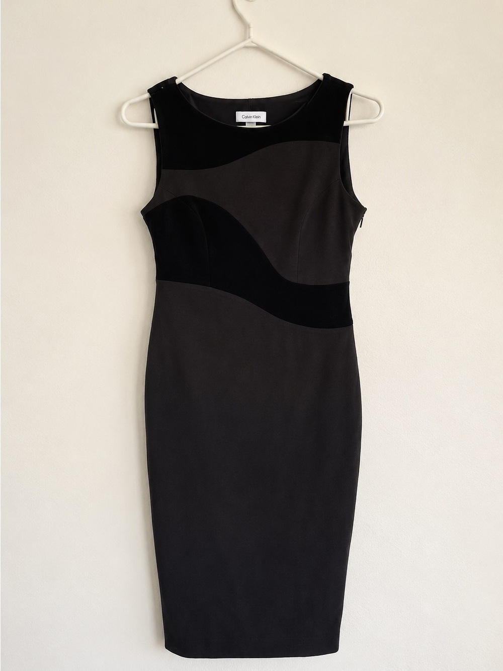 Calvin Klein Abstract Panel Sheath Dress in Black Size 4P Like New